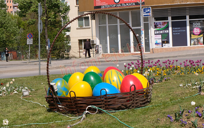 Украсата за Великден в Благоевград - цветна и пролетна (СНИМКИ)