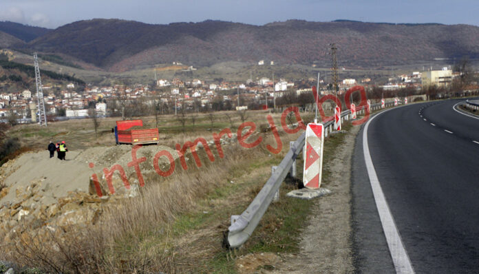 Укрепват Е-79 с подпорна стена
