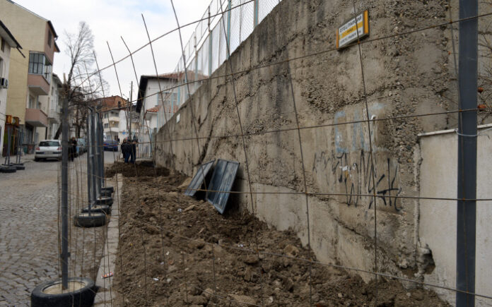 Укрепват подпорната стена на Първо ОУ „Св. Климент Охридски“ в Сандански