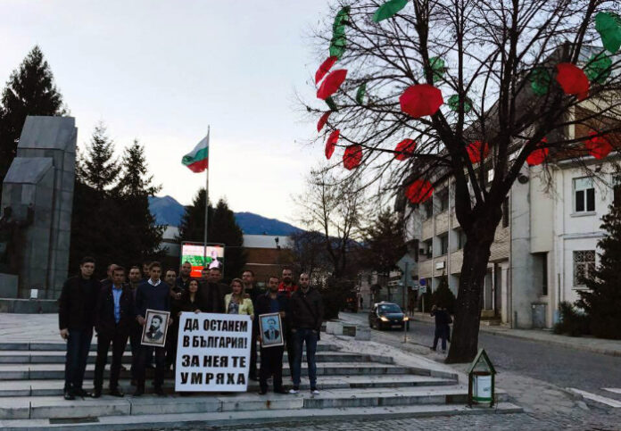 Уникален трибагреник подариха на съгражданите си кандидат-депутатът Богдан Боцев и младите социалисти от Гоце Делчев