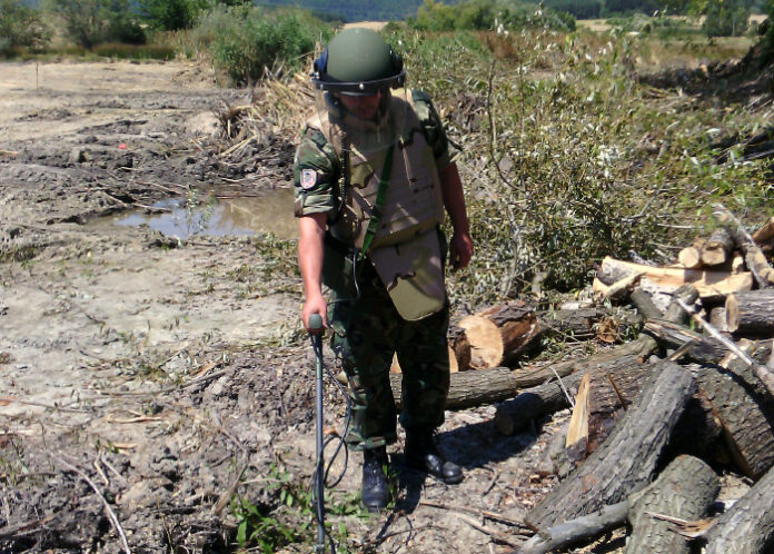 Унищожиха граната от Втората световна война на стената на язовир 