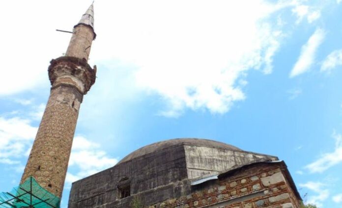 Ураганен вятър затвори централната улица в Кюстендил! Паднаха тухли от джамията „Фатих Мехмед“
