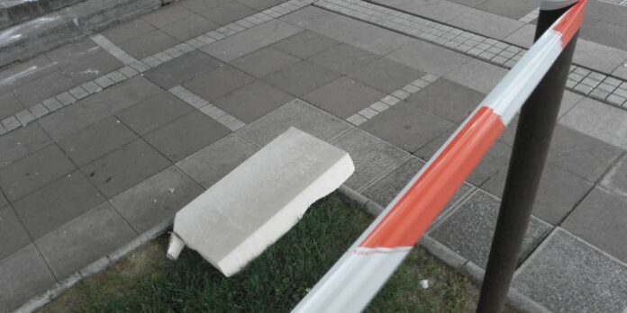 Ураганният вятър откърти плоча от фасадата на кметството в Благоевград