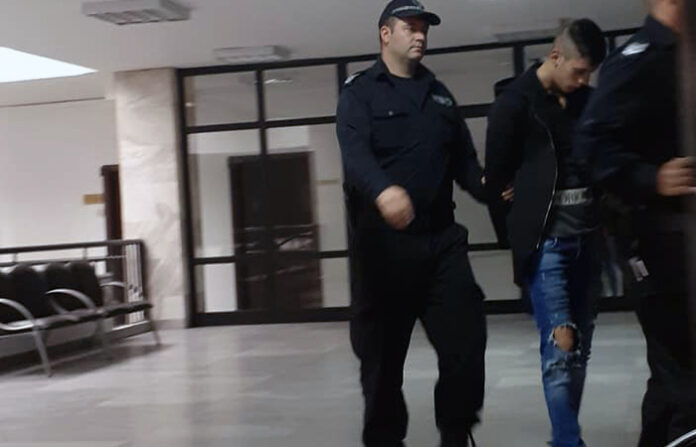 В ареста остава един от младежите