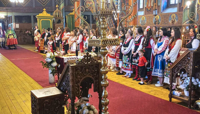 В Банско: Младоженци се врекоха пред Бога предрешени в носии