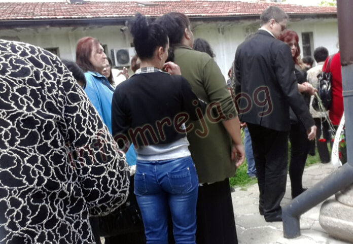В бели ковчези погребват 5-те жертви на катастрофата в Яхиново