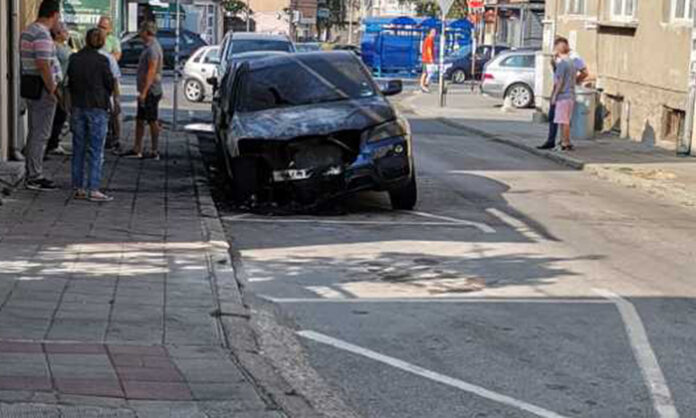 В Благоевградско горяха леки автомобили