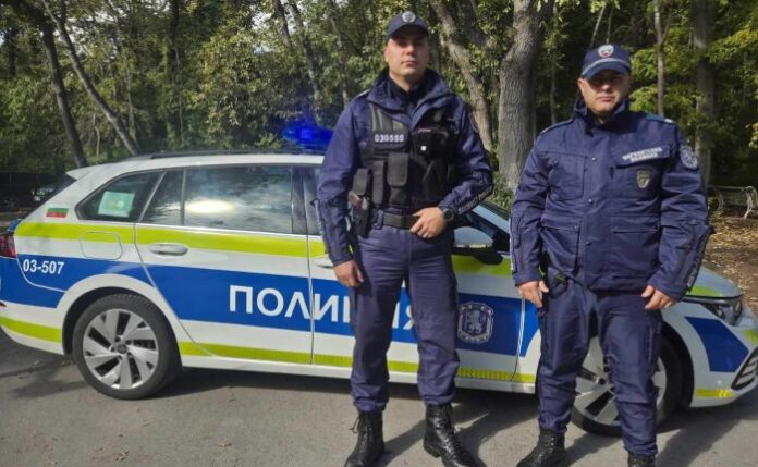 В борба с огъня: Двама варненски полицаи спасиха човешки животи