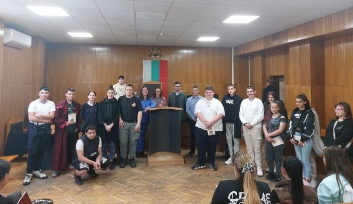 В Ден на отворените врати: Ученици от ПГТ гостуваха на съда в Кюстендил