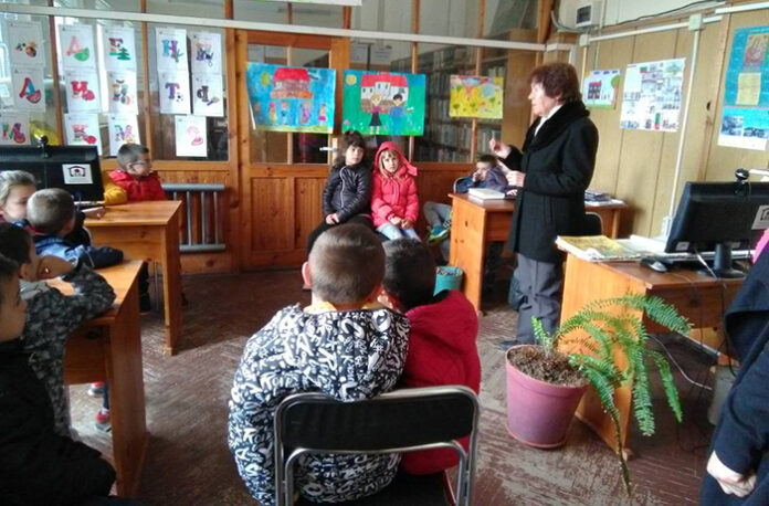 В Деня на книгата деца слушат приказки в читалищната библиотека - Хаджидимово