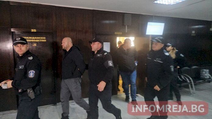 В дома си с гривни на краката остават полицаите от Петрич