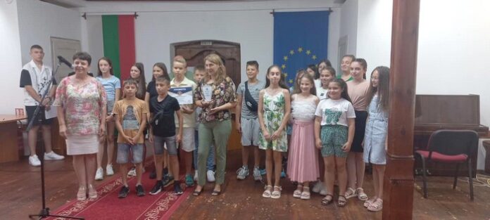 В Кюстендил отличиха Клас на годината и Ученик на годината