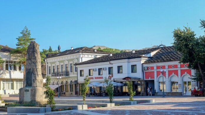 В Ловеч няма да плащат тротоарно право до края на годината