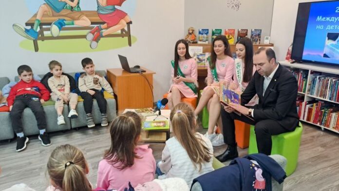 В Международния ден на детската книга: Кметът на Кюстендил чете приказки на най-малките