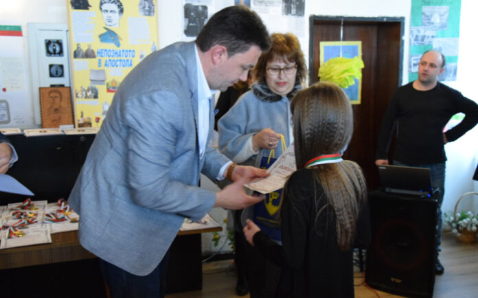 В Петрич наградиха участниците в конкурса „Моят любим герой - Левски”