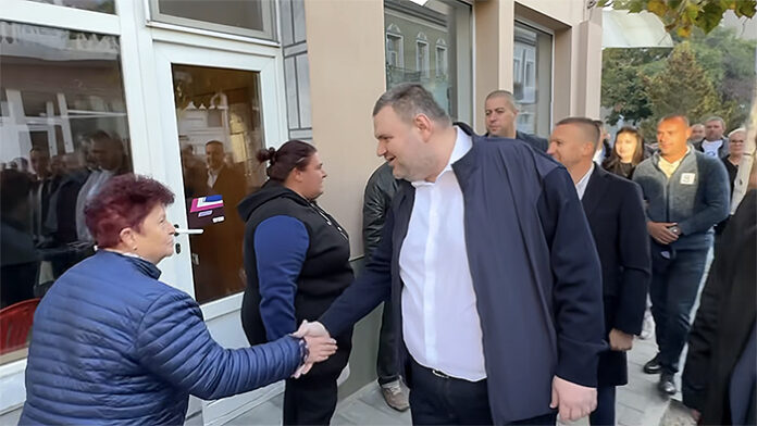 В последния ден от кампанията: Делян Пеевски се ръкува с жители на Якоруда