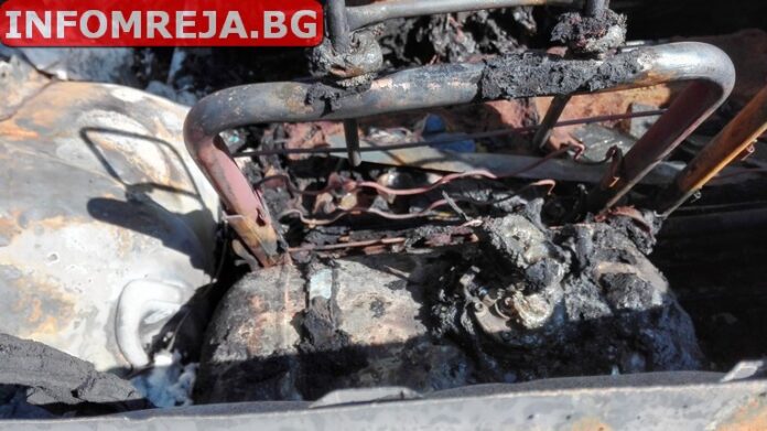 В Сандански горя лек автомобил