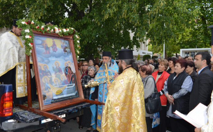 В Сандански посрещнаха чудотворната икона на Света Богородица от Мелник