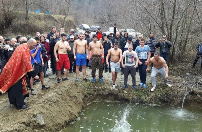 В Сапарева баня за първи път от години Богоявленският кръст ще бъде хвърлен в течаща вода