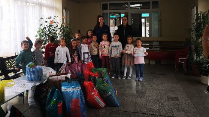 В Седмицата на толерантността: Децата на Кюстендил помогнаха на бездомните кучета