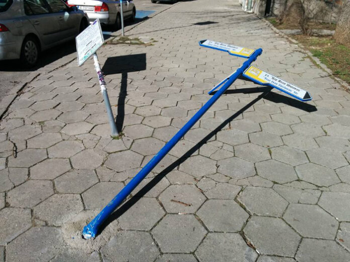 Вандали изпотрошиха указателни табели в центъра на Благоевград