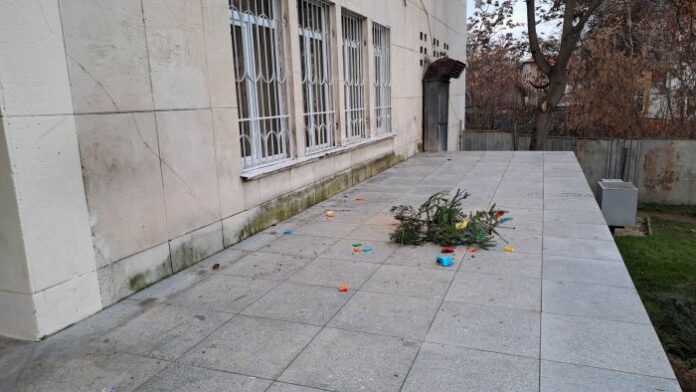 Вандали посегнаха на коледната елха пред библиотеката в Кюстендил