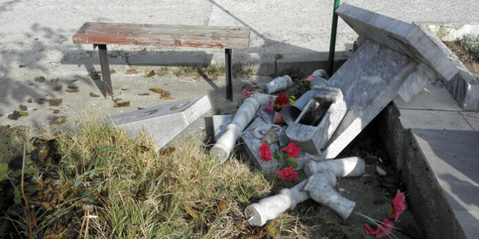 Вандали строшиха 15 надгробни плочи на Старите гробища в Благоевград