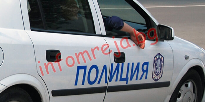 „Вартбург“ с ремарке се заби в патрулка, рани двама полицаи