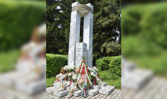 Венци и цветя пред паметника на загиналите за Деня на храбростта в Гоце Делчев
