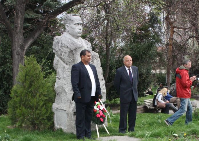 Венци на паметника на Димитър Пешев и детски игри за Международния ден на ромите в Кюстендил