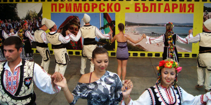 „Веселие” от Симитли и „Веселяче” от Кресна на фест в Приморско