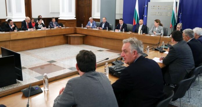 Вицепремиерът Алексиев: Предлагаме законодателно решение за енергийни компенсации за домакинствата и бизнеса