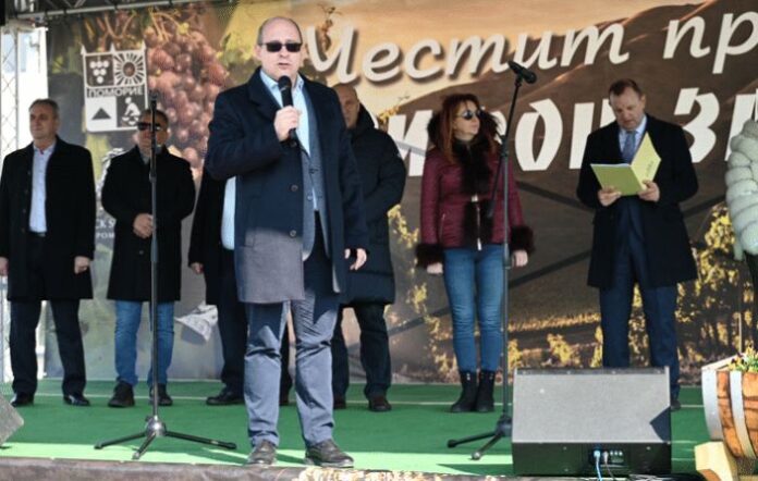 Вицепремиерът Лазаров: Правителството ще продължава да подкрепя българските лозари и производители на вино