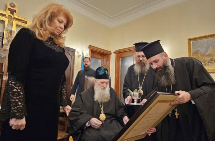 Вицепрезидентът Илияна Йотова разговаря с Българския патриарх Неофит