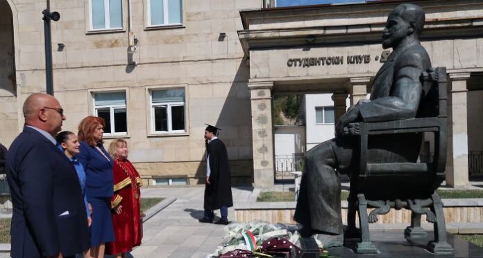 Вицепрезидентът в Свищов: Трябва да инвестираме повече в образование