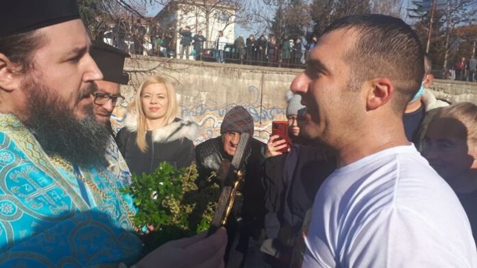 Виктор Якимов извади кръста от река Банщица в Кюстендил