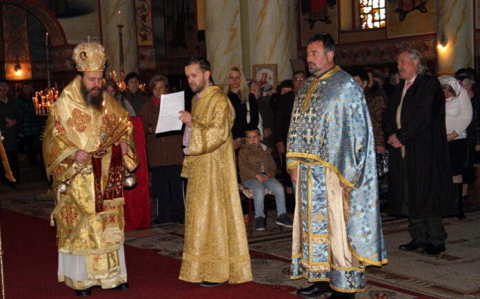 Владиката Серафим отслужи литургия в храма 