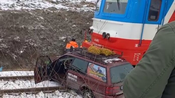 Влак помете кола за втори път в рамките на седмица в Дупница