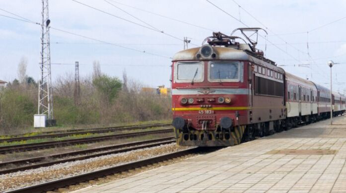 Влак с ръководството на българските железници аварира край гара Роман