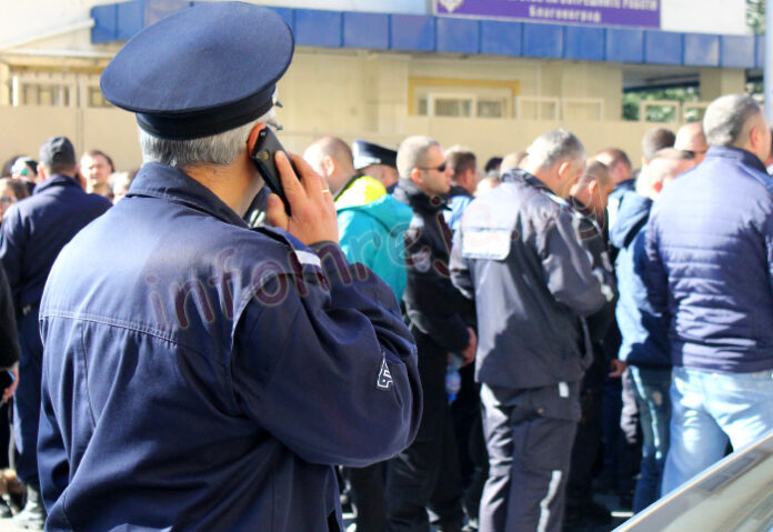 Властта на заден: Пада текстът
