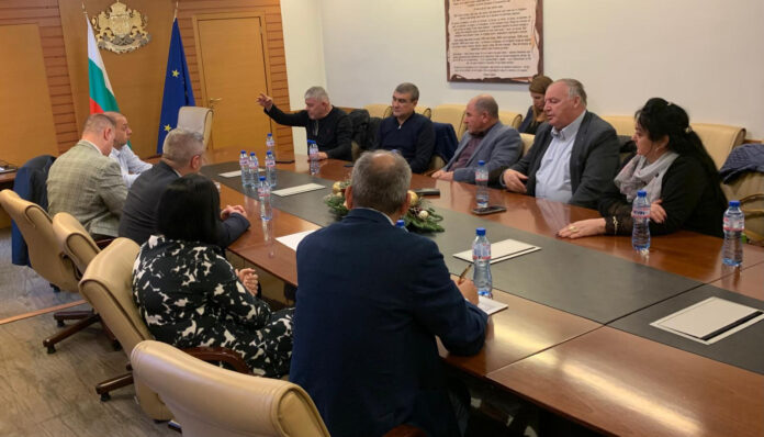 Властта се срещна с фермери заради чумата