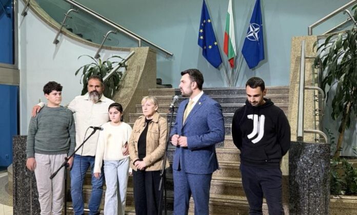 ВМА: Двамата моряци са във видимо добро състояние