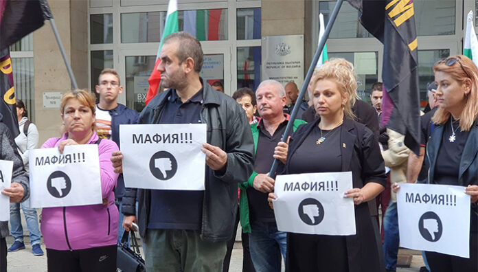 ВМРО опита да влезе в министерството на енергетиката. В момента входът е обсаден