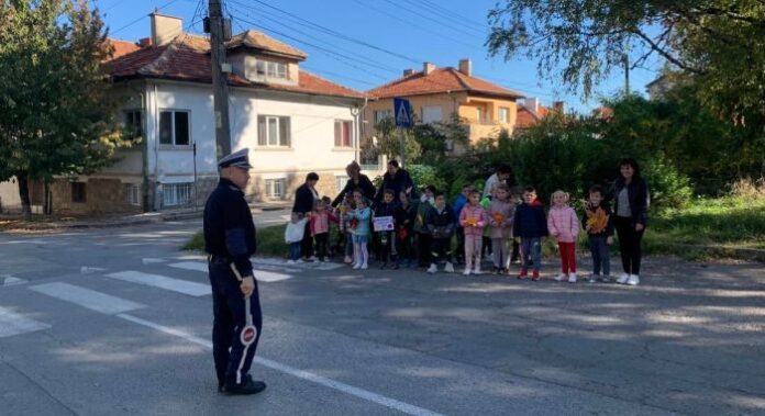 Внимание: Пазете децата на пътя!