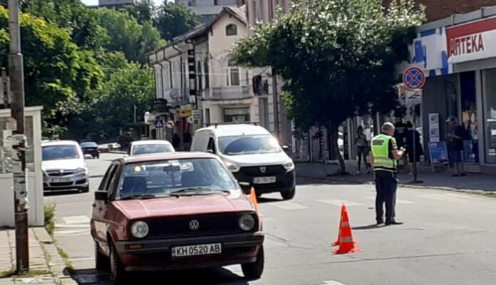 Водач блъсна баба и внуче на пешеходна пътека в Кюстендил
