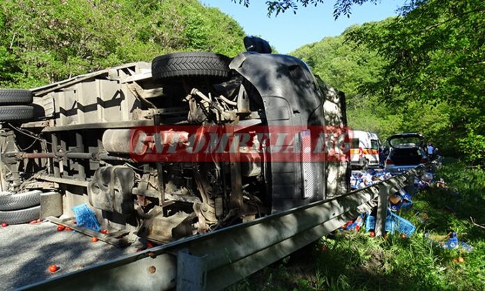 Водач е в тежко състояние след удар между три коли