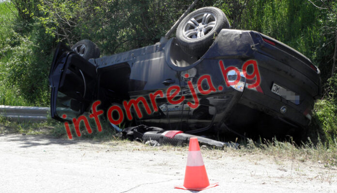 Водач се обърна с БМВ-то си на пътя Баничан - Брезница