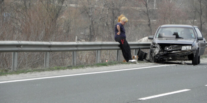 Водачка се блъсна в мантинела