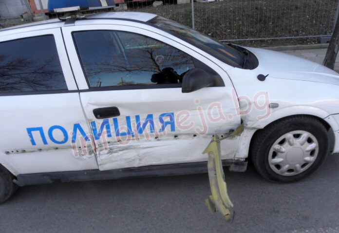 Водачка се заби в полицейски патрул в Благоевград