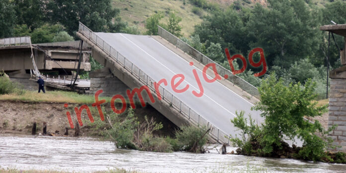 Водачът на падналата в река Струма кола е със счупено ребро и наранявания